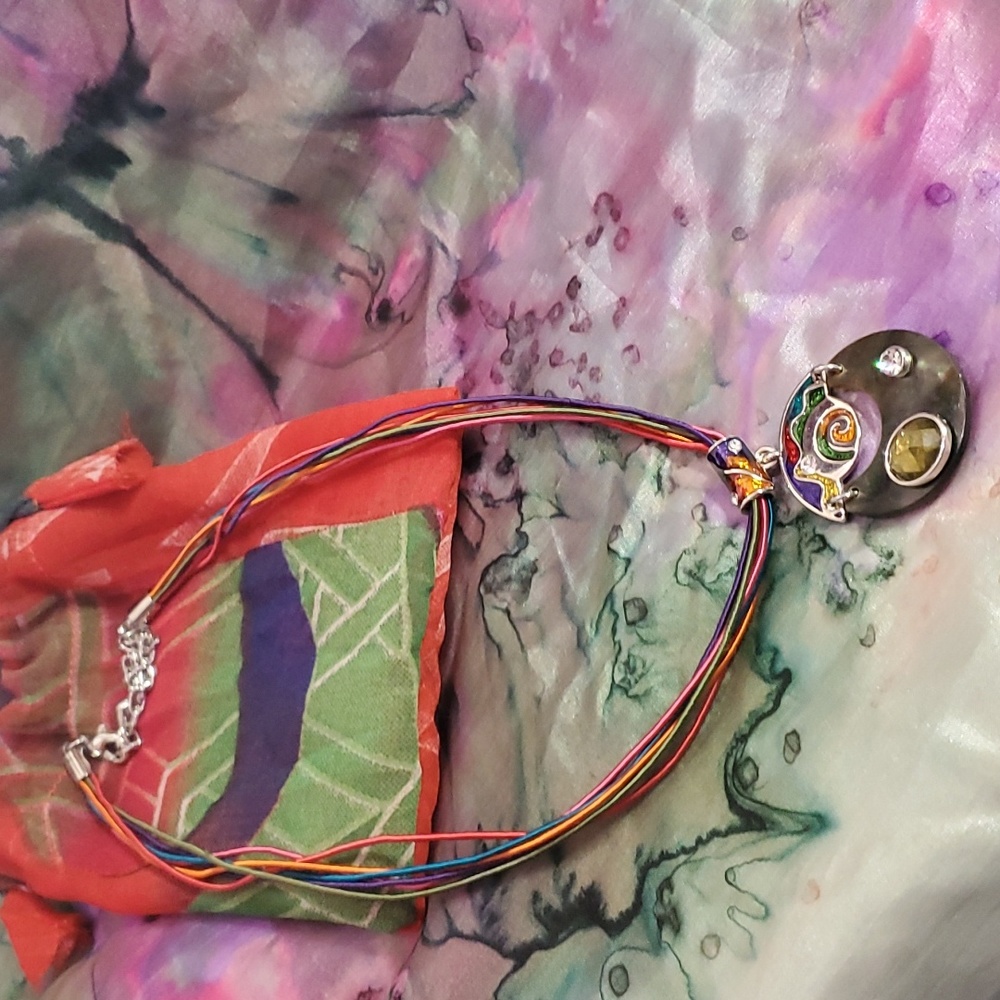 Artistic pendant with paradise and mother of pearl back